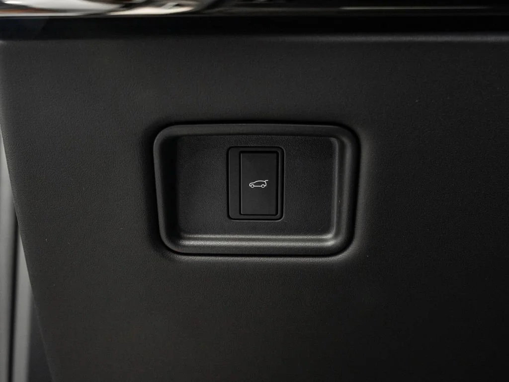 New 2026 Santorini Black Metallic Land Rover Dynamic SE image 42