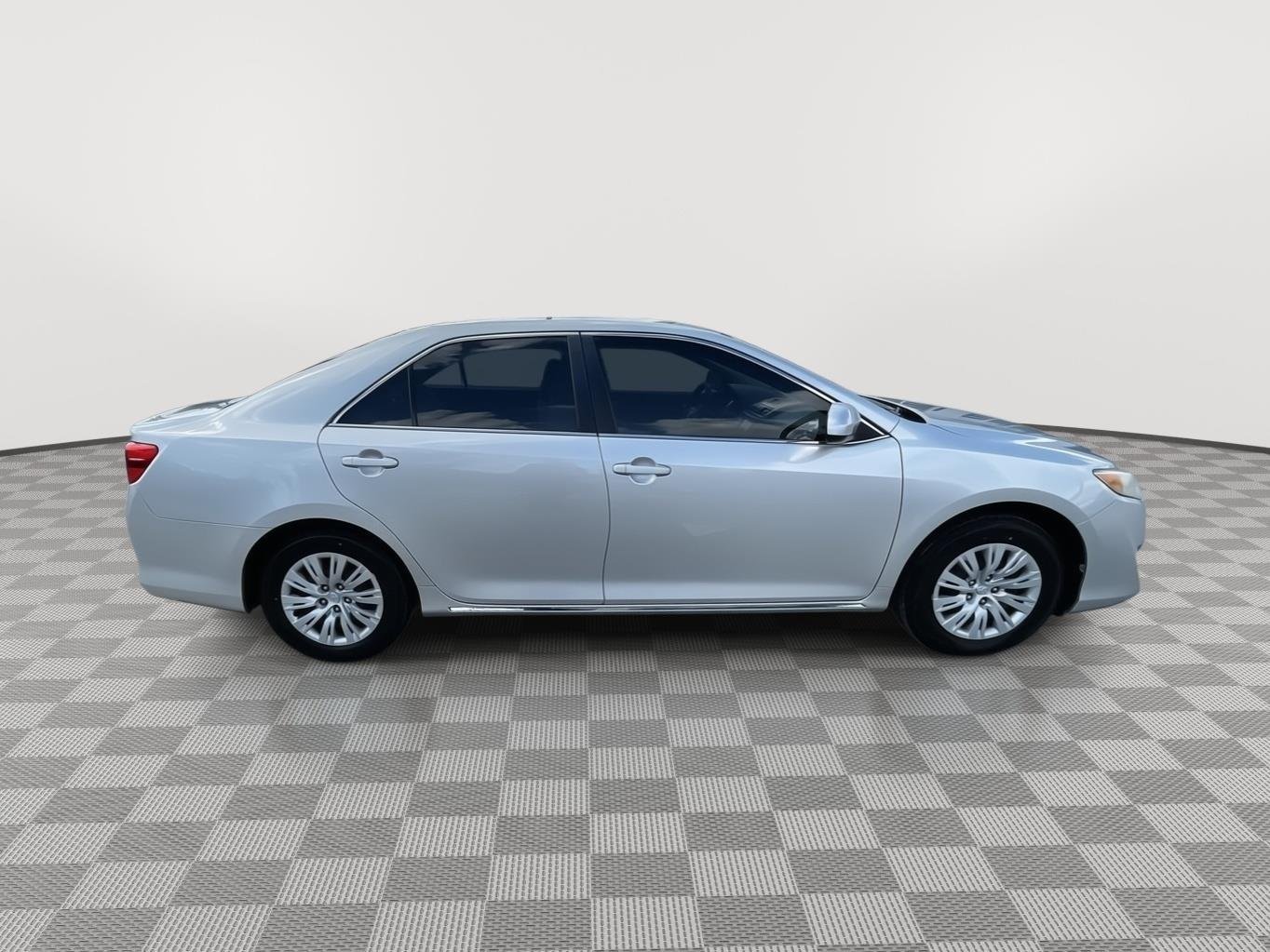 Used 2014 Classic Silver Metallic Toyota LE image 15