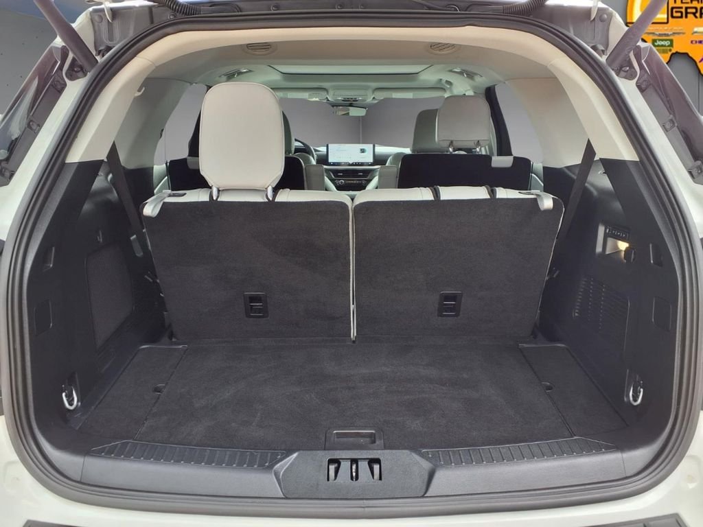 Used 2025 White Ford Platinum image 9