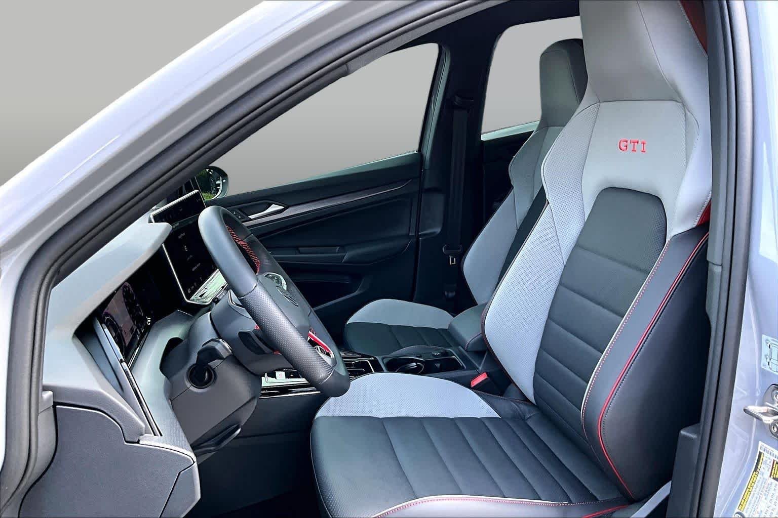 Used 2025 Moonstone Gray Volkswagen SE image 8