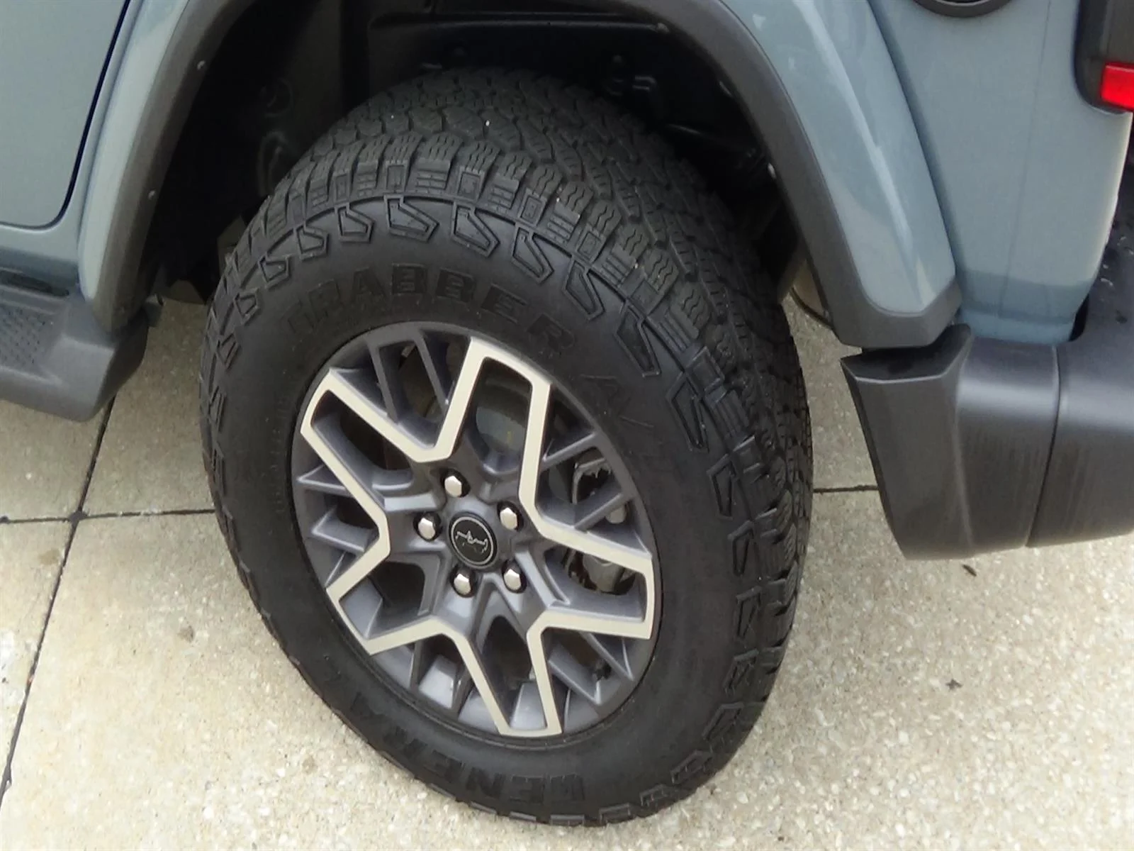 Certified Used 2024 Anvil Clear Coat (pds) Jeep Sahara image 9