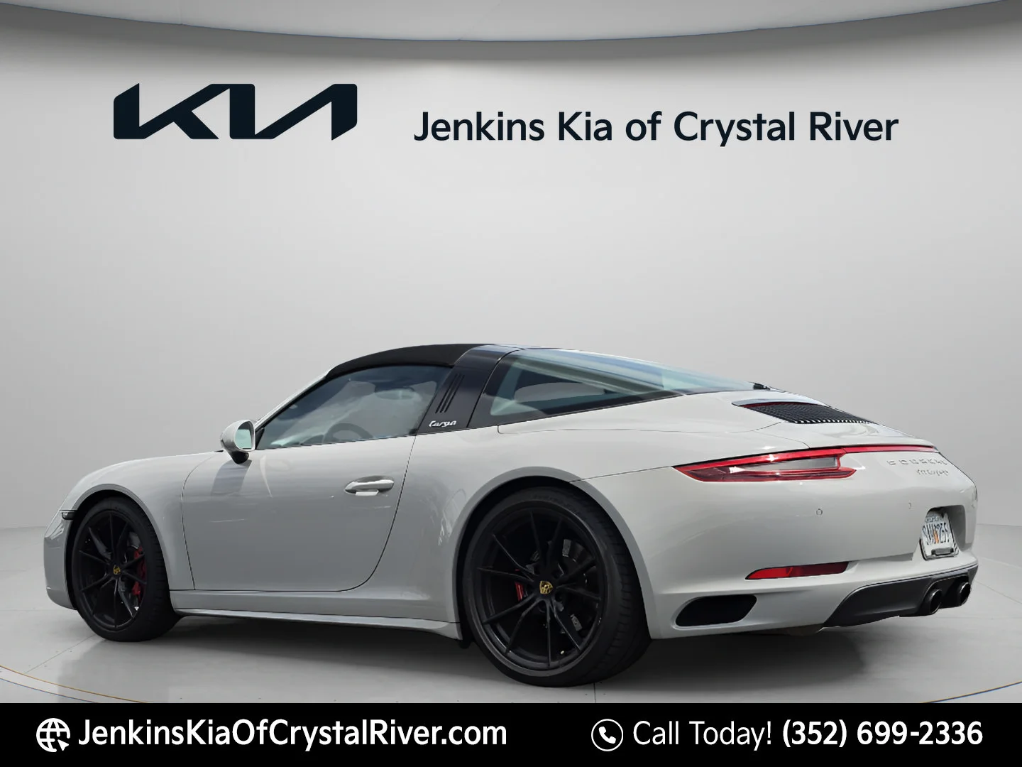 Used 2018 Chalk Porsche 4S image 8