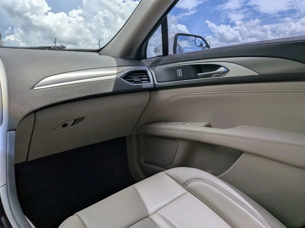Used 2017 White Lincoln Premiere image 15