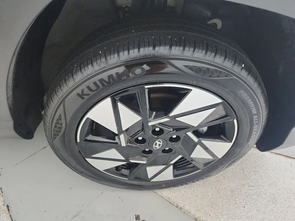 Used 2025 Green Hyundai SEL image 36