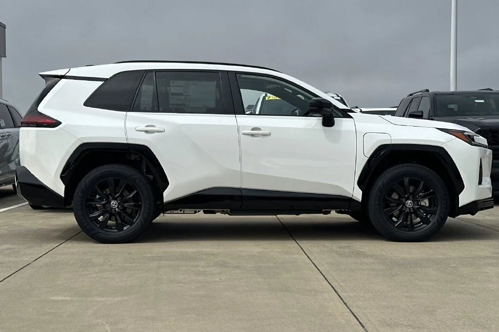 New 2026 Ice Cap Toyota  SE image 3