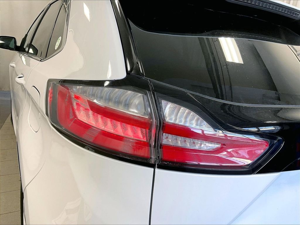 Used 2022 Oxford White Ford SEL image 33