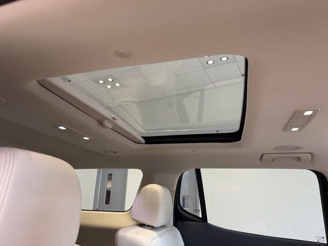 Used 2023 White Frost Tricoat GMC Denali image 12