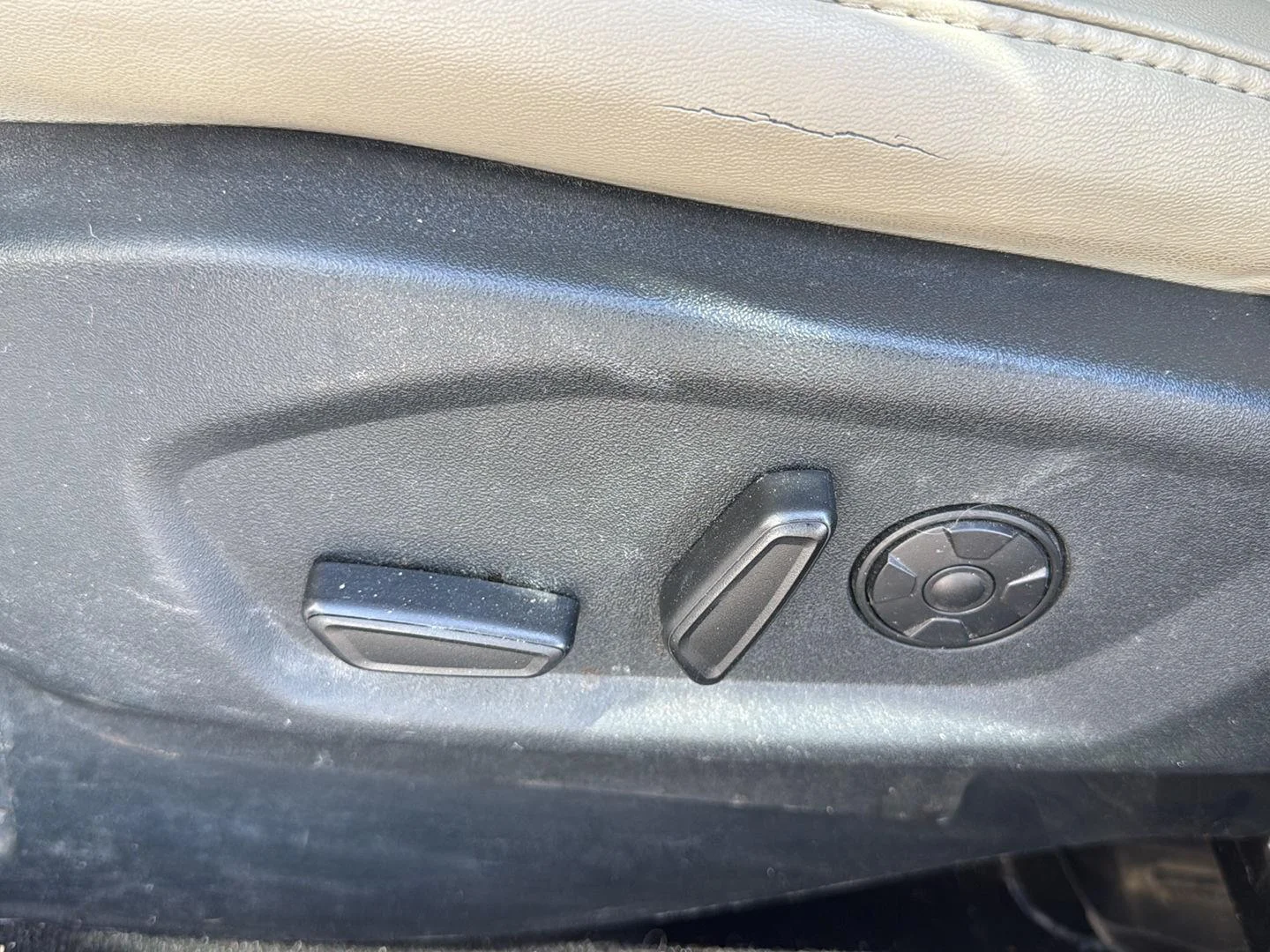 Used 2019 White Platinum Tri-Coat Metallic Ford Platinum image 16