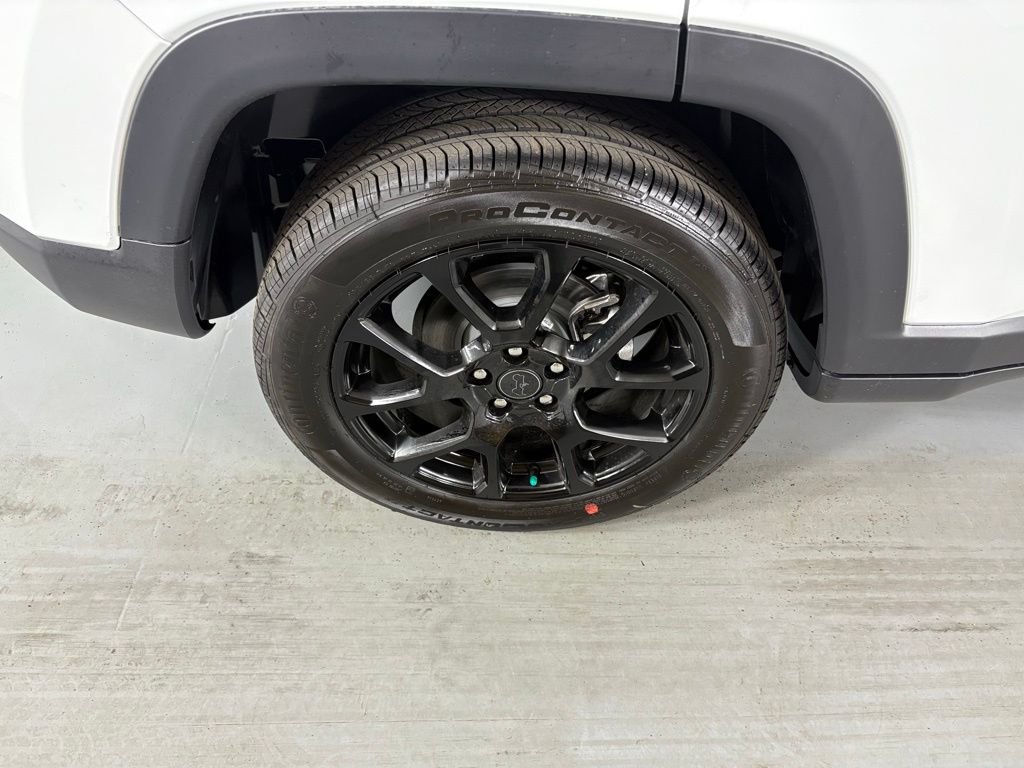 New 2026 Bright White Clear-Coat Exterior Paint Jeep Latitude image 11