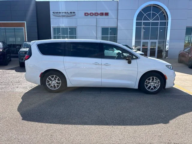 Used 2025 White Chrysler Select image 6