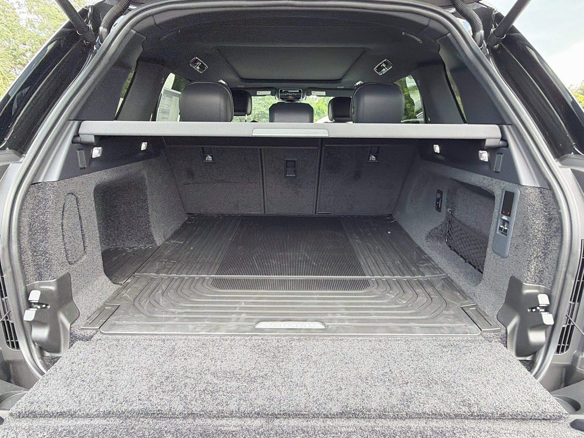 New 2026 Santorini Black Land Rover SE image 12