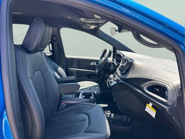 New 2027 Hydro Blue Pearl-Coat Exterior Paint Chrysler Select image 13