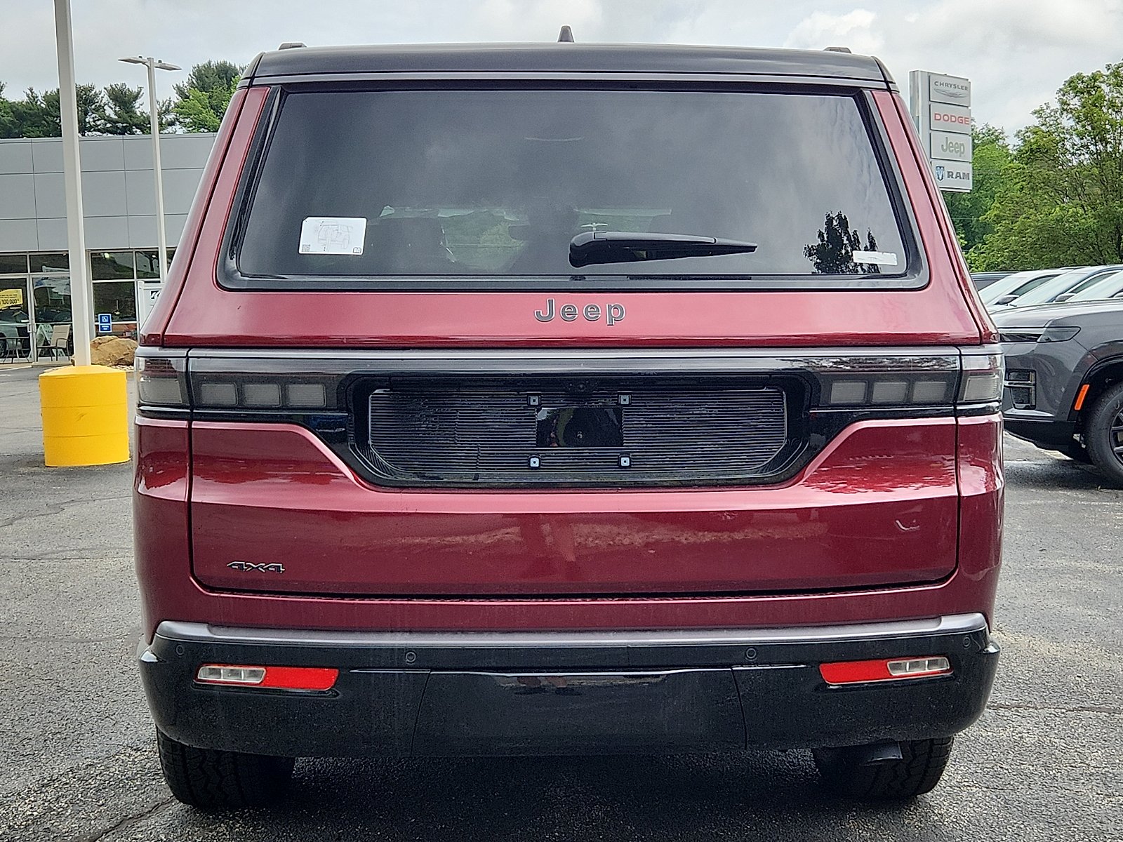 New 2026 Velvet Red Pearl-Coat Exterior Paint Jeep Upland 4x4 image 5