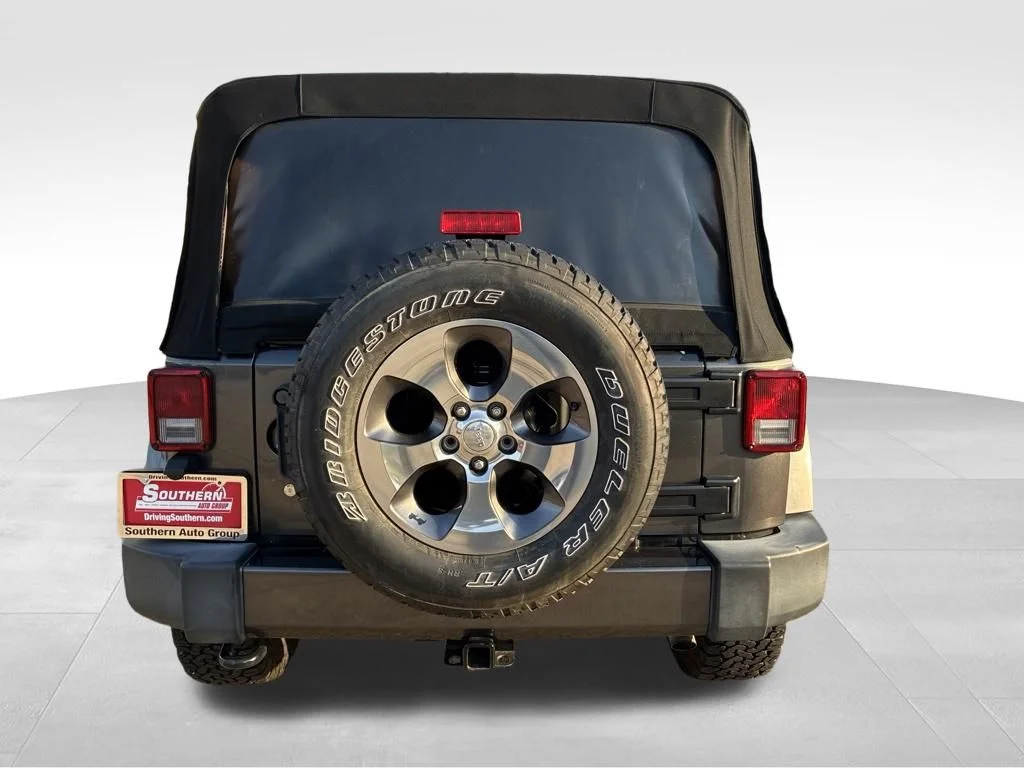 Used 2016 Gray Jeep Unlimited Sahara image 4
