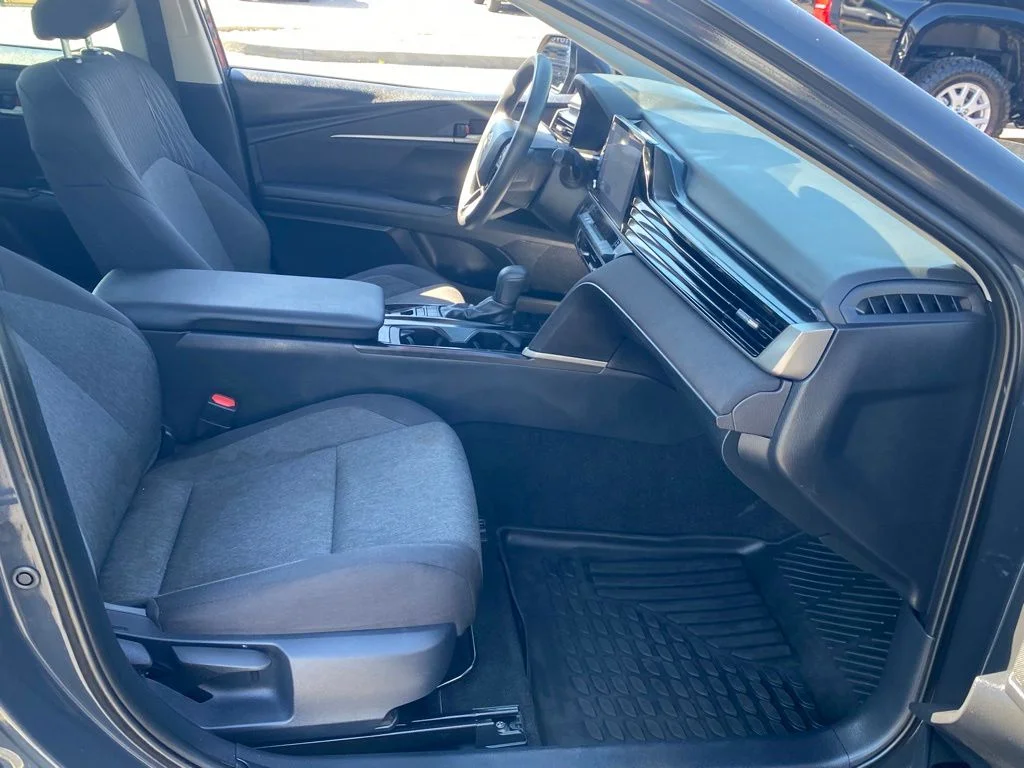 Used 2025  Toyota LE image 18