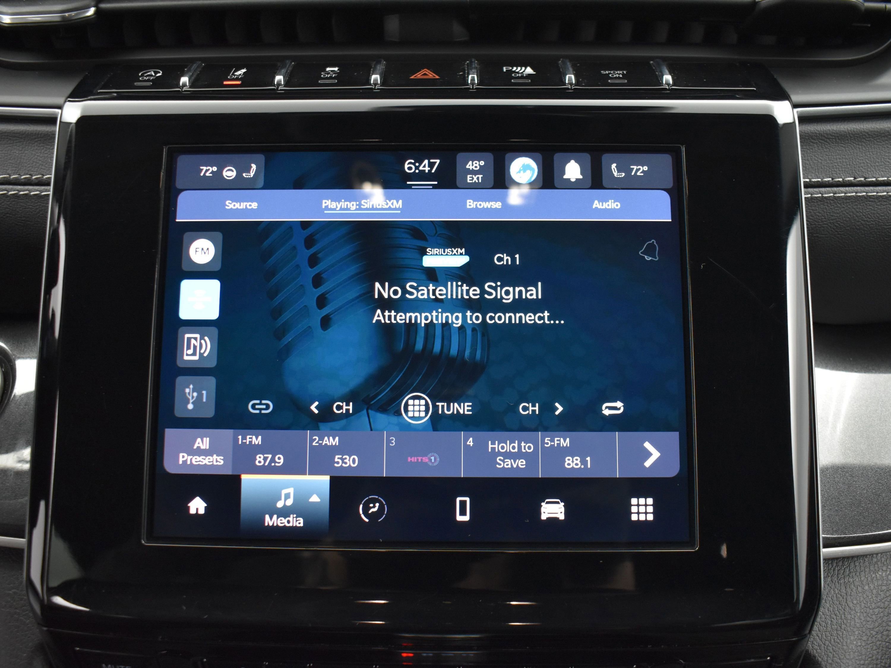 Used 2022 Diamond Black Crystal Pearlcoat Jeep Laredo image 13