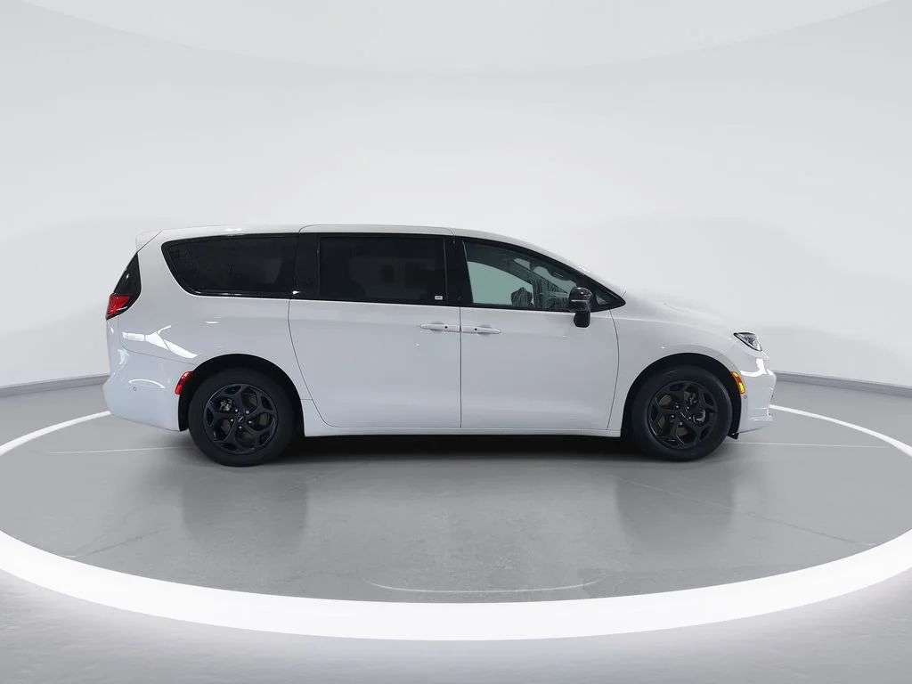 Used 2024 White Chrysler Select image 9