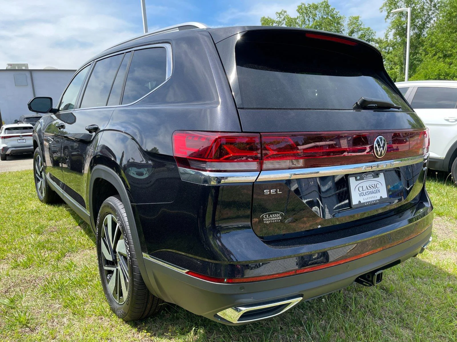 New 2026 deep black pearl Volkswagen 2.0T SEL image 3