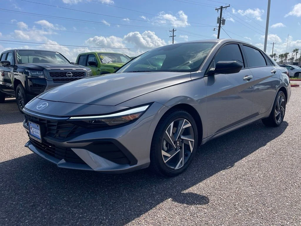 Used 2025 Gray Hyundai SEL Sport image 3