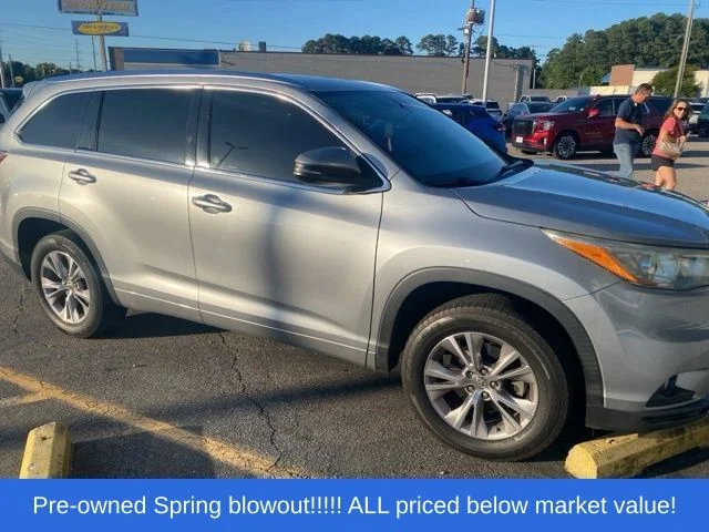 Used 2015 Silver Toyota XLE V6 image 10