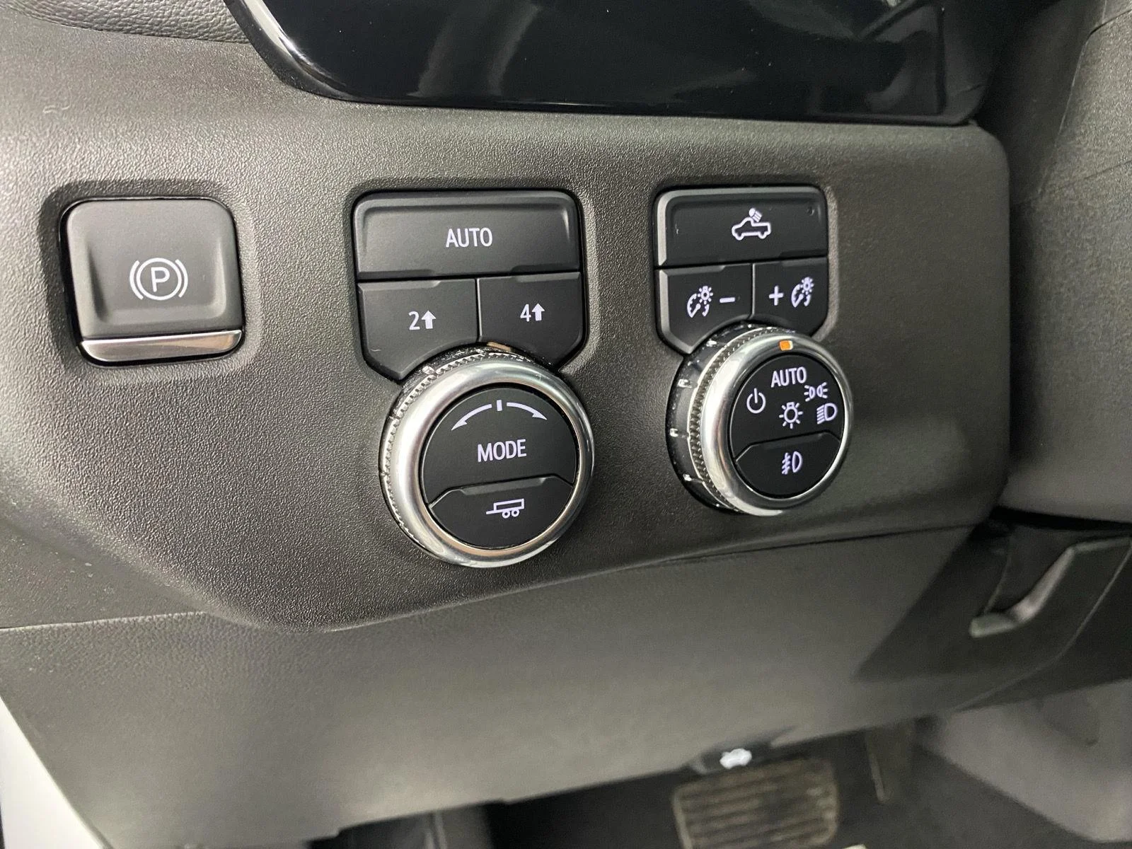 Used 2024 Summit White GMC Elevation image 24