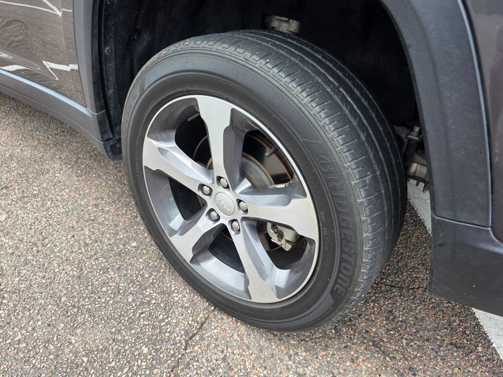 Used 2023  Jeep Limited image 32