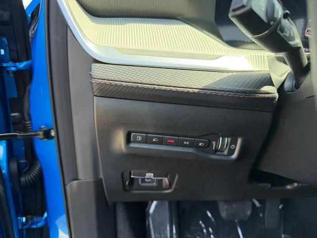 New 2026 Hydro Blue Pearl-Coat Exterior Paint Jeep Limited image 18