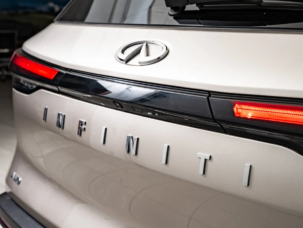 Used 2025 Warm Titanium INFINITI LUXE image 18