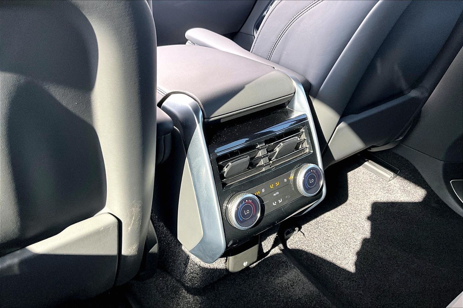 Used 2023 Black Land Rover SE image 33