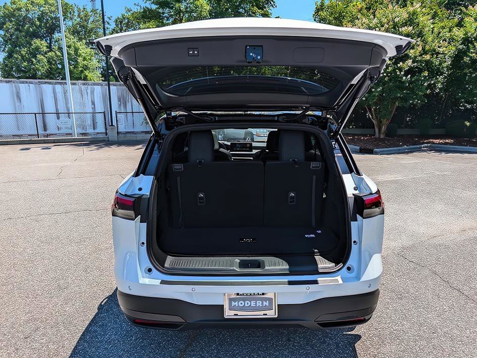 New 2027 2T RAD WHT INFINITI SPORT image 24
