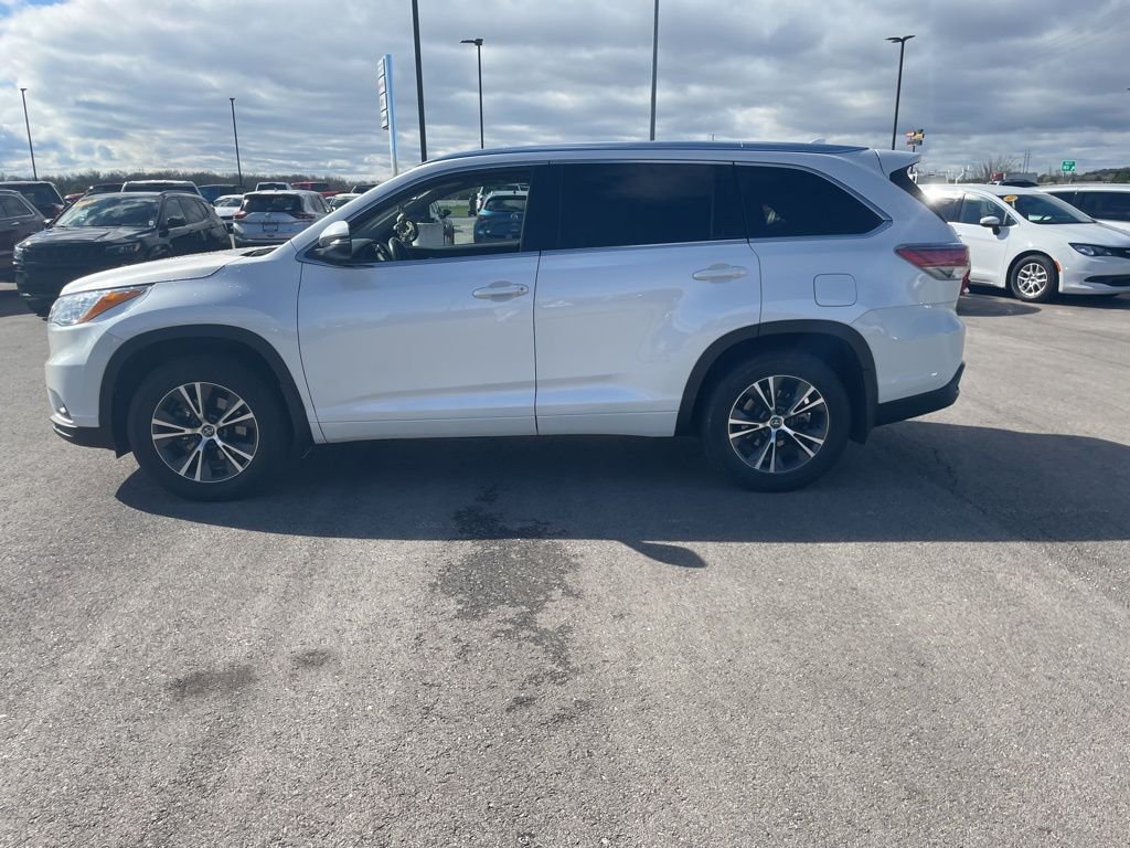 Used 2016 Toyota Highlander XLE with VIN 5TDJKRFH8GS285697 for sale in Kansas City