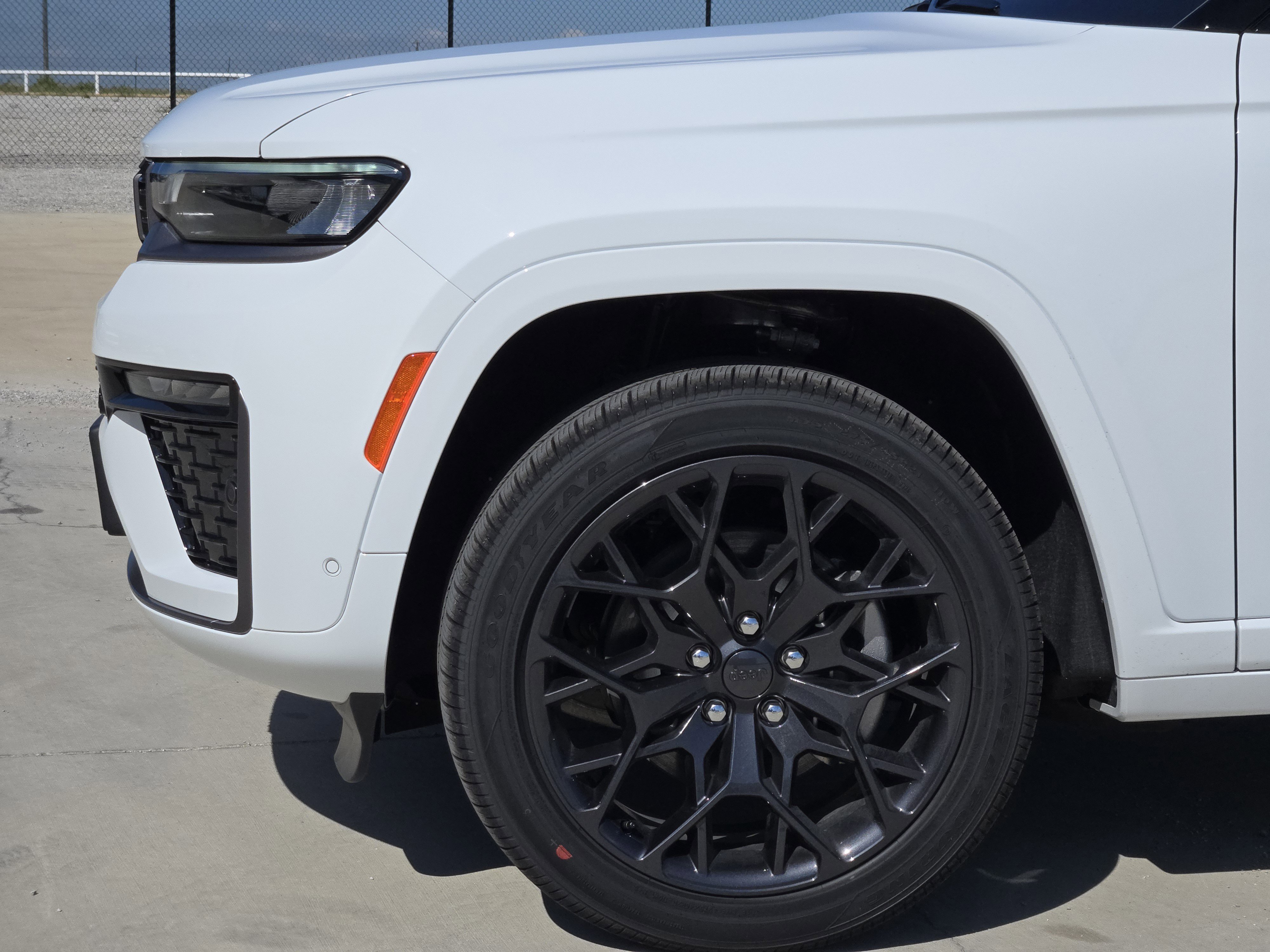 New 2026 Bright White Clear-Coat Exterior Paint Jeep Summit image 6