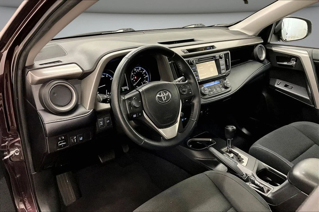 Used 2018 Black Toyota XLE image 17