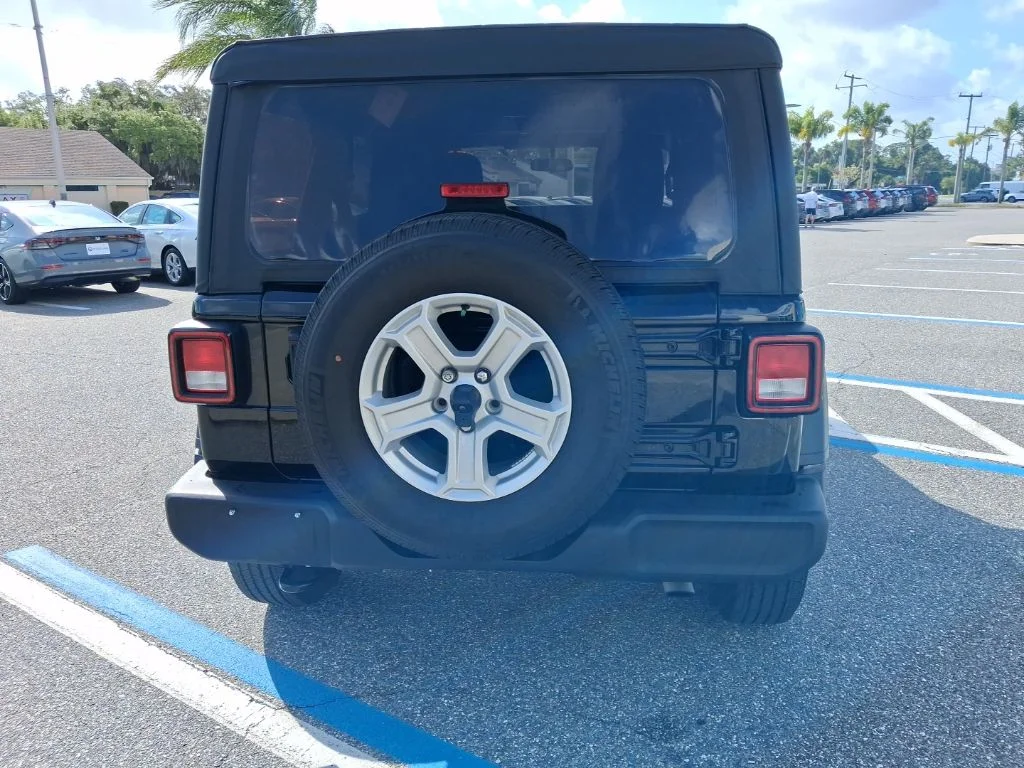 Used 2023 Black Jeep Sport S image 6