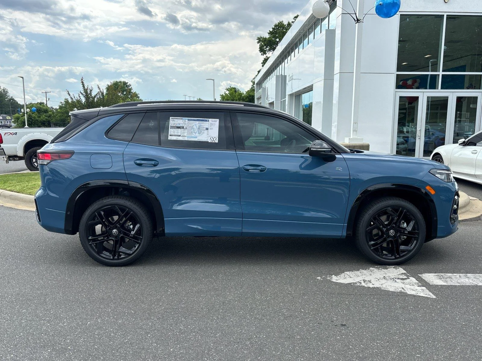 New 2026 monterey blue with deep black roof Volkswagen SE R-Line Black image 6