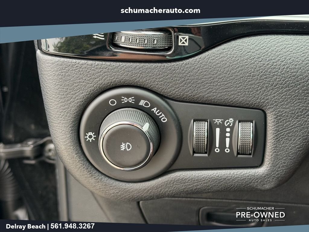 Used 2020 Black Jeep Latitude Plus image 26