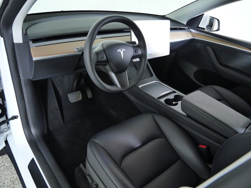 Used 2025  Tesla Long Range image 33