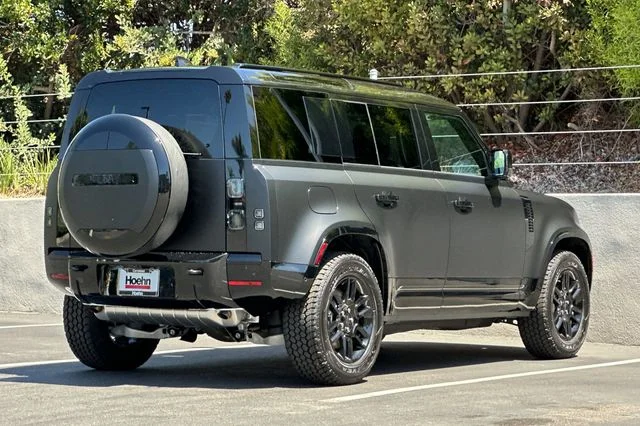New 2026 Santorini Black Land Rover X-Dynamic SE image 5