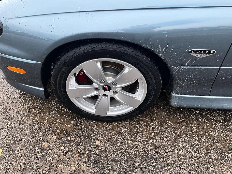 Used 2006 Gray Pontiac Base image 11