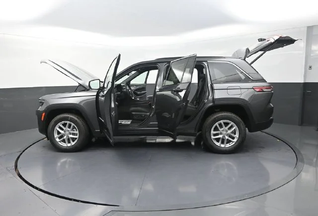 New 2026 Baltic Gray Metallic Clear-Coat Exterior Paint Jeep Laredo X image 33
