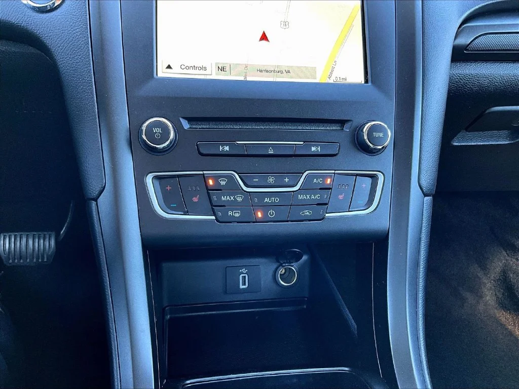 Used 2018 Oxford White Ford SE image 15