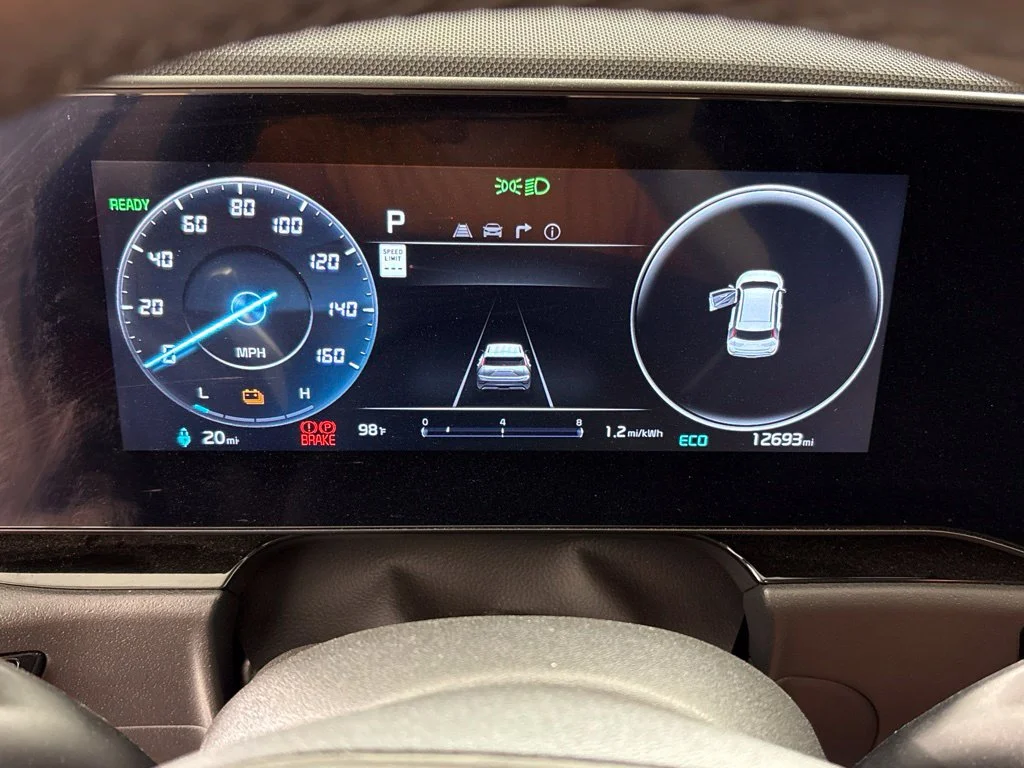 Used 2023 Red Kia Wind image 28
