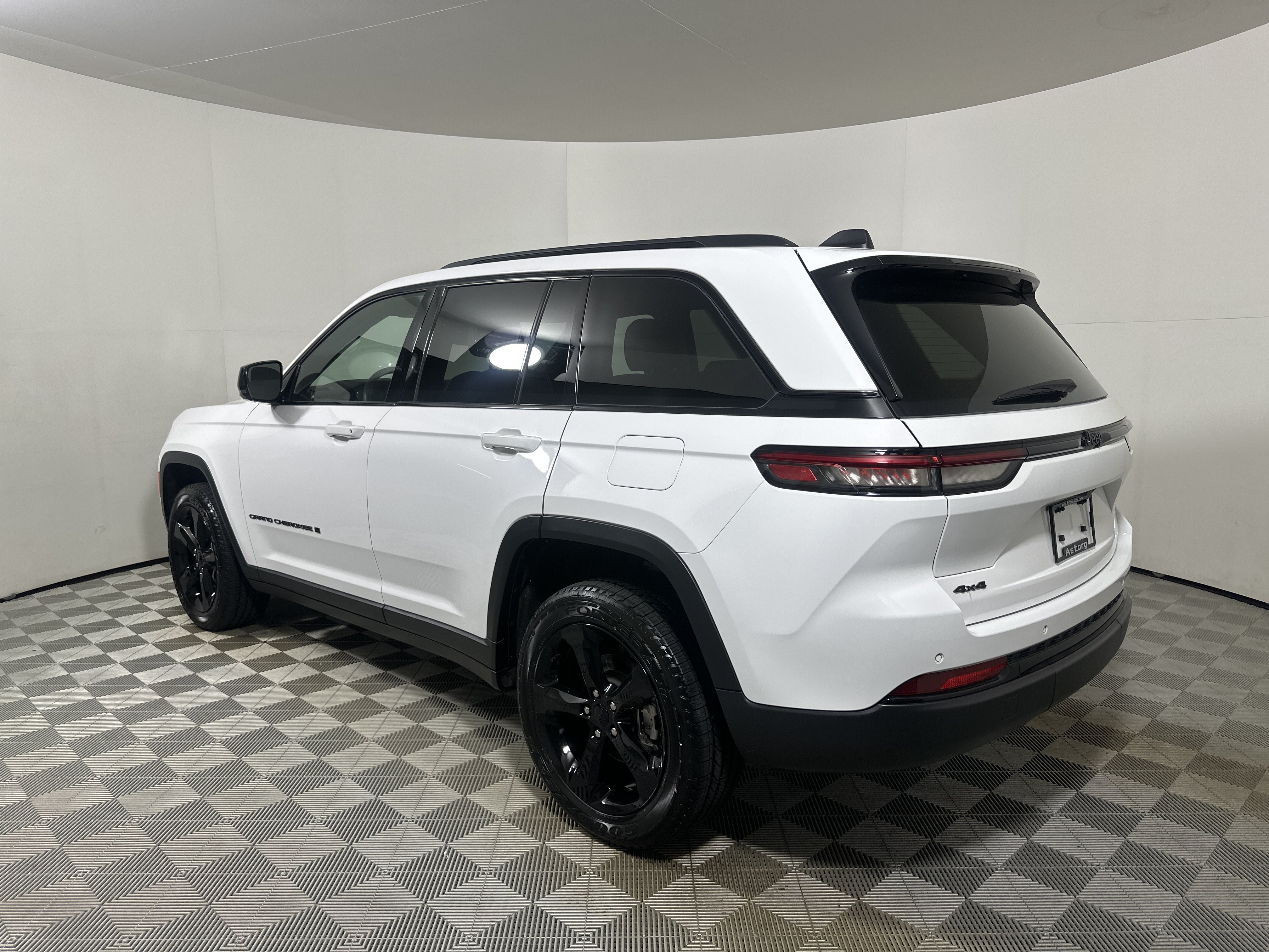Certified Used 2023 Bright White Clearcoat Jeep Altitude X image 5
