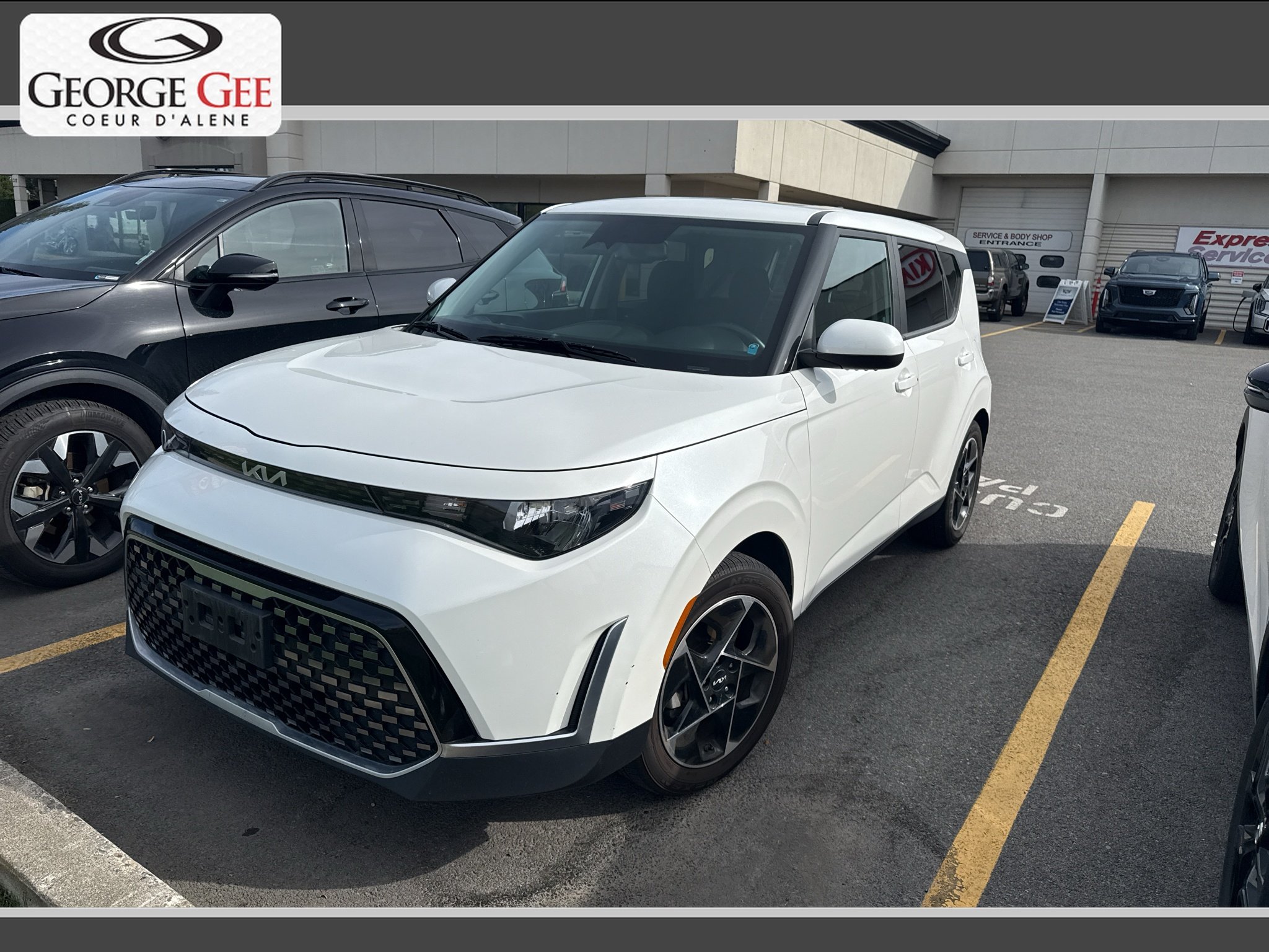 Used 2023 Snow White Pearl Kia EX image 1
