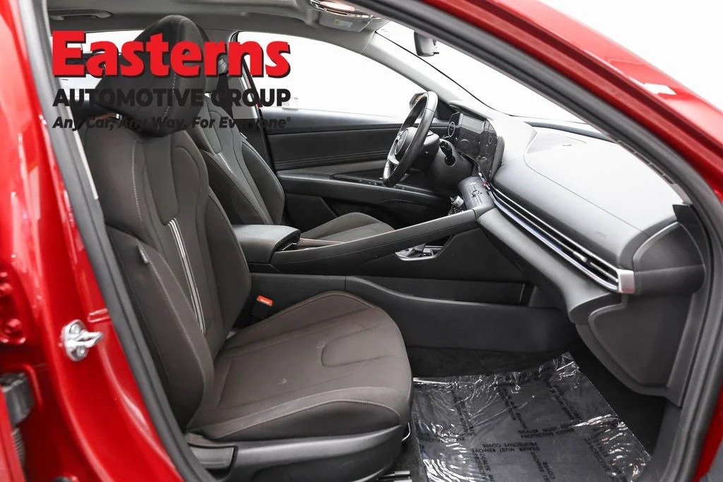 Used 2025 Red Hyundai SEL Convenience image 24