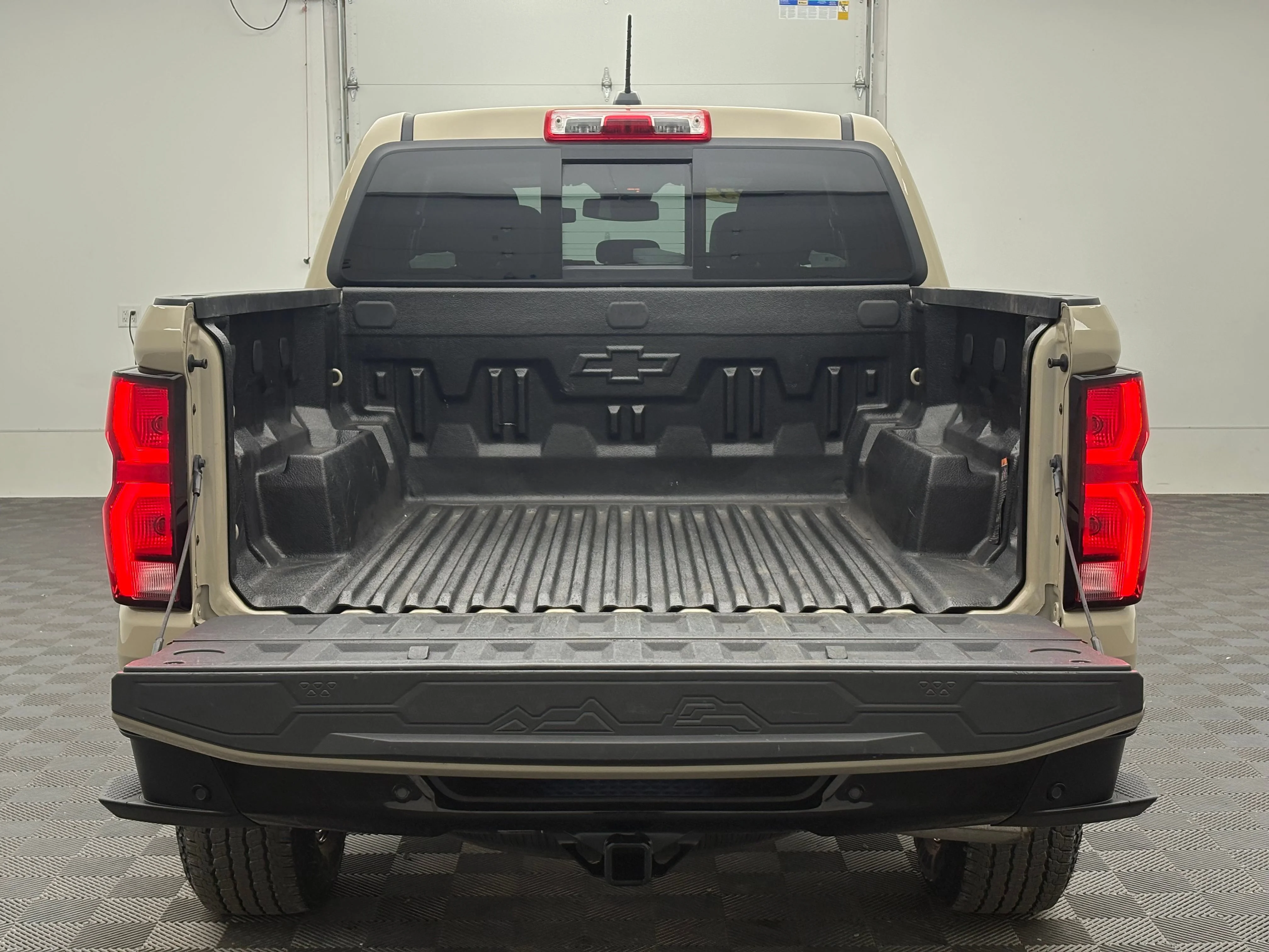Used 2023 Sand Dune Metallic Chevrolet Z71 image 9