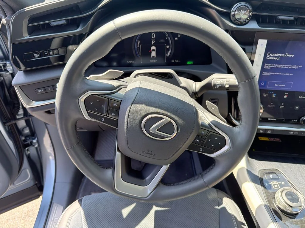 Used 2023  Lexus 450e Luxury image 11