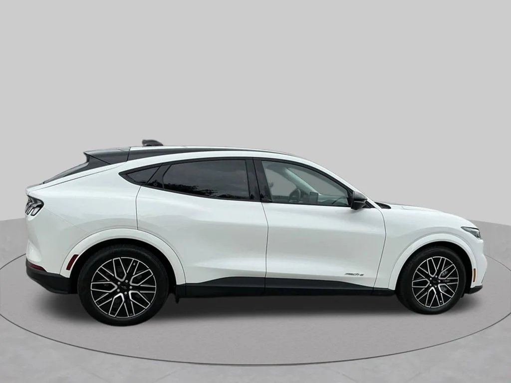 Used 2025 White Ford Premium image 19