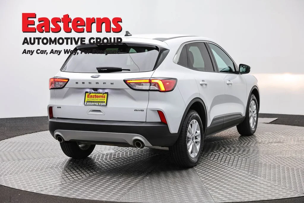 Used 2021 White Ford SE image 5