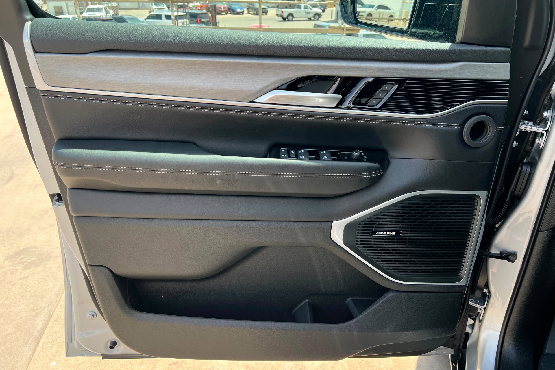 New 2026 Silver-Zynith Exterior Paint Jeep  image 15